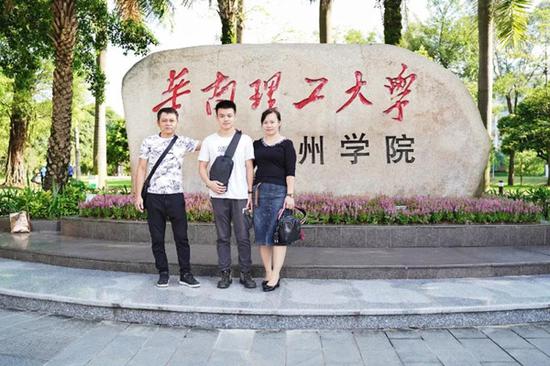 大一新生在校名石合影打卡(学校供图)