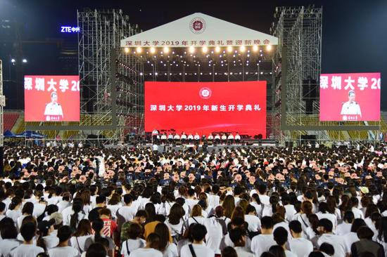 9月11日晚,深圳大学举行2019年开学典礼。本文图片 庞审 图