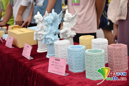 迎新当天,学生自己制作的环保笔筒、工艺雕塑等展示给新生。中国青年网通讯员 蒋宇骏 摄