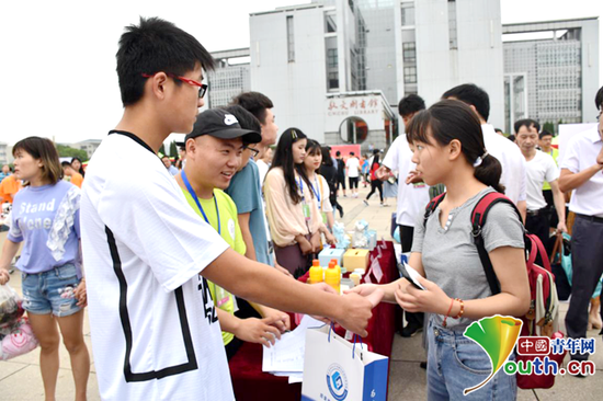 该校化材学院高年级同学为新同学赠送“水泥笔筒+洗衣液”礼包。中国青年网通讯员 蒋宇骏 摄