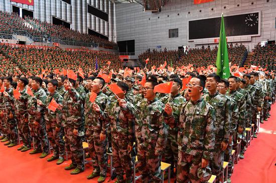  东北林业大学新生齐声告白“伟大祖国，我为你骄傲！”（王乙/摄）