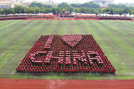  “00后”厦门大学嘉庚学院学子激情表白“我爱你中国” （刘明昊、林汇鑫/摄）