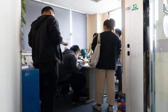 韦博英语崇文门店财务办公室内,学员们正在办理退费手续。新京报记者 李凯祥 摄