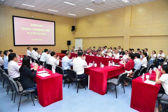 北京邮电大学举行“庆祝中华人民共和国成立70周年”纪念章颁发仪式 （摄影：范围）