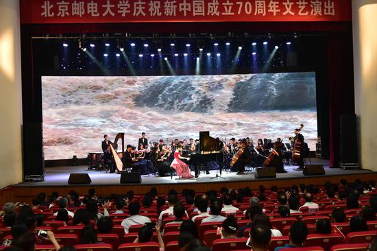 北京邮电大学举办庆祝新中国成立70周年文艺演出 交响乐演奏《保卫黄河》 （摄影：范围）