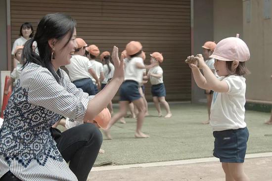 《他乡的童年》总导演、知名记者周轶君在日本探访幼儿学习