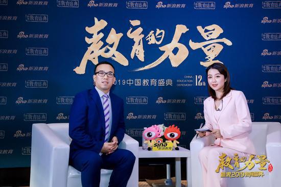 山东科技大学泰山科技学院副院长谢承红(左)