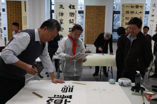 书法家挥毫泼墨