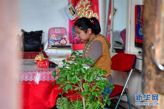李彦昀在静乐县新开岭村的家里跟着网课学习（3月23日摄）。 新华社记者 曹阳 摄