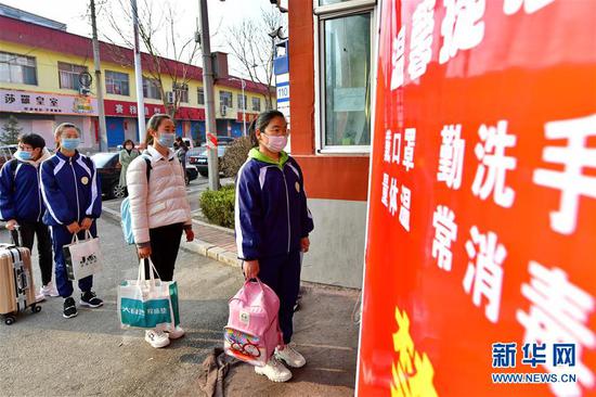 李彦昀（右一）在山西省静乐县第一中学门口排队进入学校（3月25日摄）。 新华社记者 曹阳 摄
