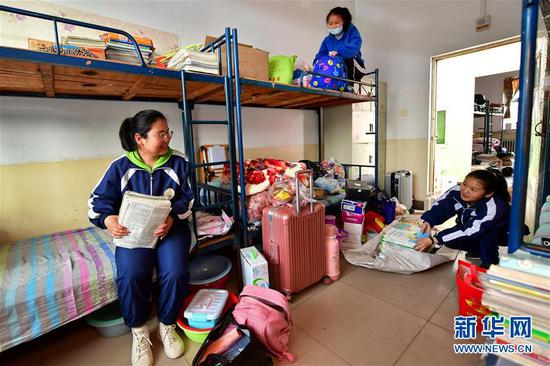 李彦昀（左一）在山西省静乐县第一中学宿舍和同学聊天（3月25日摄）。 新华社记者 曹阳 摄