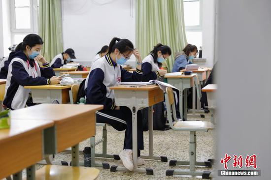 哈尔滨高三学生们认真复习功课。 中新社记者 吕品 摄
