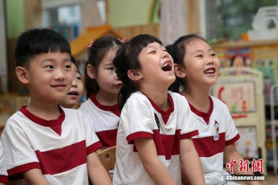 资料图:幼儿园孩子们在教室上课。中新社记者 张远 摄