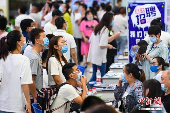 7月4日，山西太原，求职者在会场寻觅工作岗位。当日，太原人才大市场举行今年首场线下毕业生专场招聘会，众多高校毕业生前来求职应聘。中新社记者 武俊杰 摄