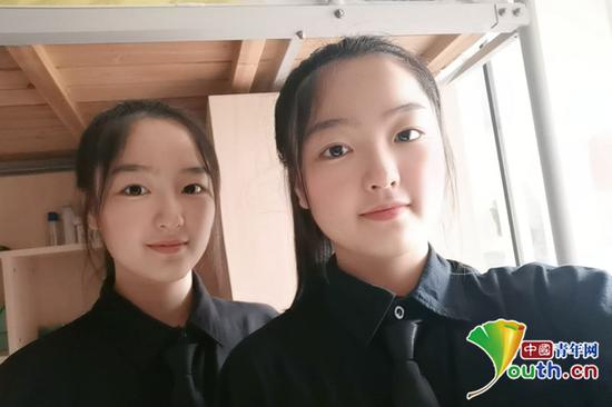 姐姐王紫轩(右)和妹妹王紫凌在大学寝室内的合照。本人供图