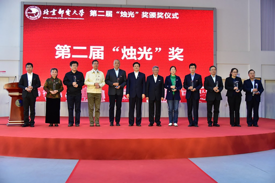 第二届“烛光”奖获奖教师与吴书记、乔校长合影