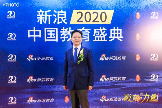 图为北京青年报副总编辑、编委廖厚才出席教育盛典。