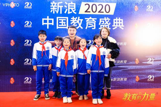 图为贵州海嘎小学顽皮精灵乐队出席教育盛典。
