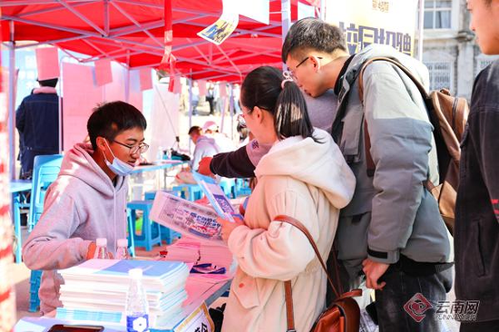 求职学生认真了解用人单位需求。云师大商学院 供图