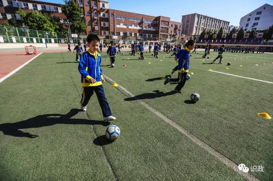 学生们在操场上进行体育锻炼