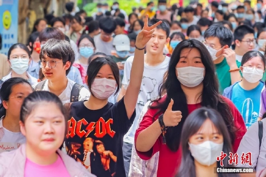 6月9日,江苏南京,两名走出高考考场的考生做出胜利的手势。中新社记者 泱波 摄
