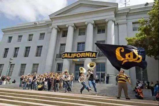 ▲加州10个大学同时宣布将进行不低于5%的涨价，更是激起了学生的怒火