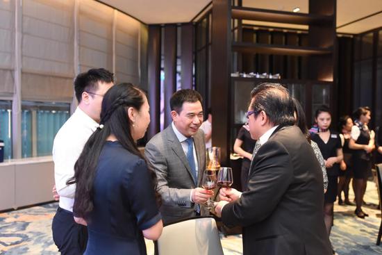 记董事长_新荣记董事长老婆图片