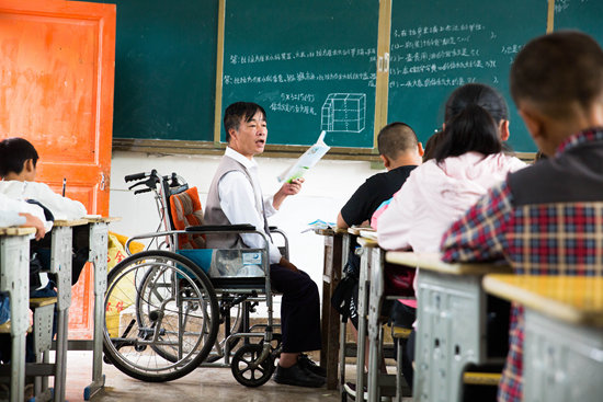 在贵州省大方县兴隆乡菱角民族小学，张家嵩在给学生上课（9月3日摄）。