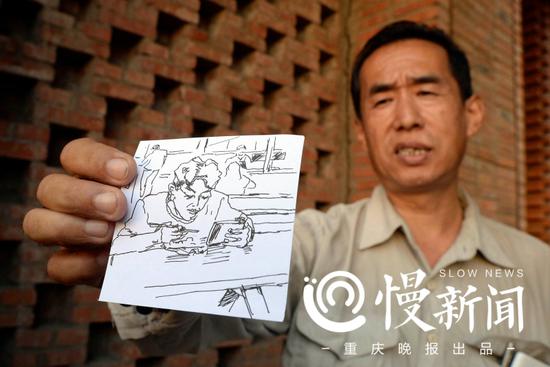 吕跃对司空见惯的低头族十分感兴趣,绘制了上百幅人们低头看手机的白描画