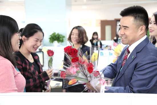 董事长朱正东为公司女员工献花