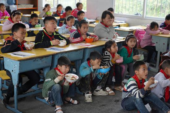 凤凰乡村小学孩子吃上免费午餐 部分儿童光脚惹心疼