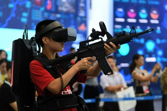 ▲2019年8月26日,在重庆江北展馆,观众戴上VR高清头显和身体上的轻便装备,通过感知交互系统,真正实现电影《头号玩家》中的虚拟现实技术,体验宇宙探秘、室内CS、外星大战等虚拟场景,吸引了众多观众排队参与。