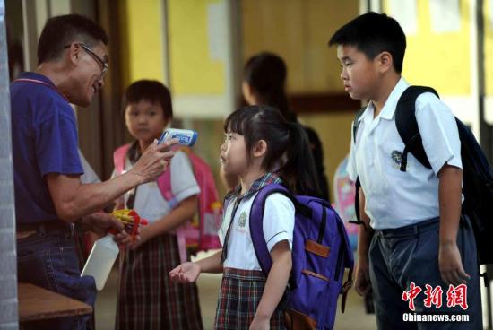 资料图：香港小学生。中新社发 谭达明 摄