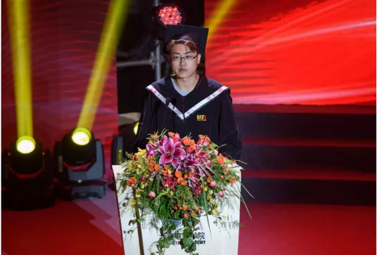 北京电影学院2018本科毕业典礼：C位出道 美颜暴击