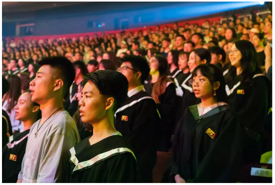 北京电影学院2018本科毕业典礼：C位出道 美颜暴击