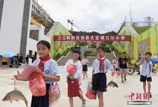 广西柳州侗乡小学发大活鱼作为期末奖励