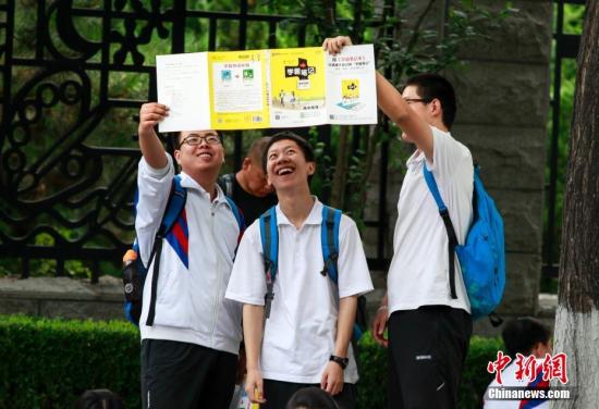 6月8日,全国高考迎来第二天考试日程,北京一考点外考生入场前正在进行最后的复习。 中新社记者 贾天勇 摄