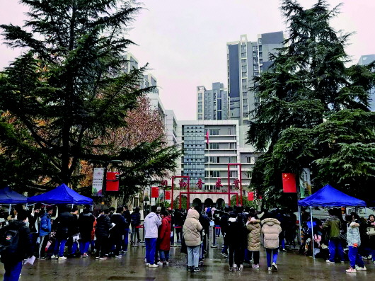 11月30日,山东新高考模拟考首日,山东师范大学附属中学考点,考生在排队等待安检。　齐鲁晚报·齐鲁壹点记者　徐玉芹　摄