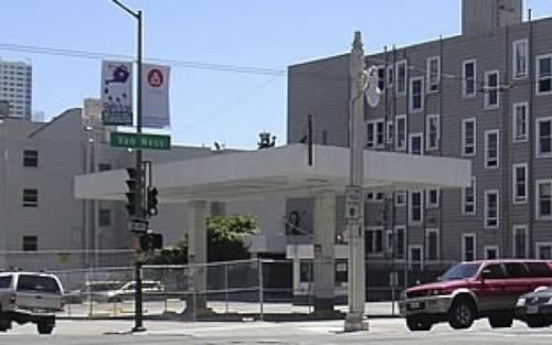 2000年加油站命案现场，如今已被改建成多层公寓。（图片来源：美国《世界日报》，档案照片）