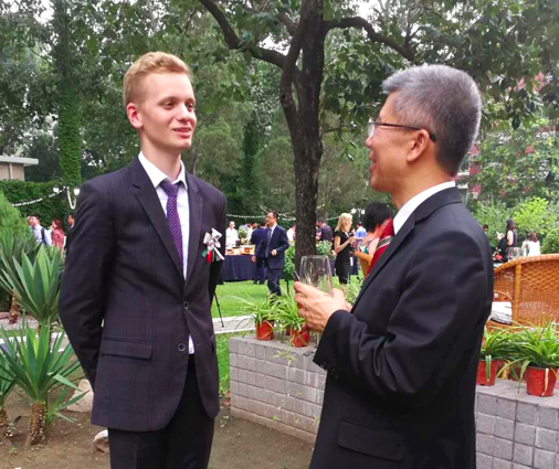 白罗斯签证官韦列伊卡.谢尔盖与金吉列留学董事长朱燕民交流