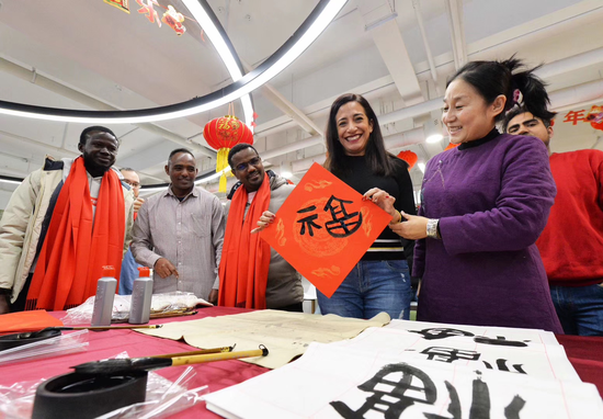 包饺子写福字 留学生感受中国年味