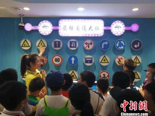 图为郑州志愿者在为学生们讲解交通安全知识。　刘鹏　摄