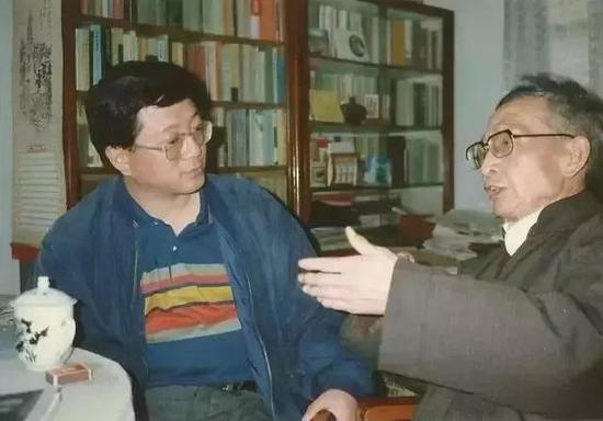 陈思和（左）与老师贾植芳（右） 图源自网络