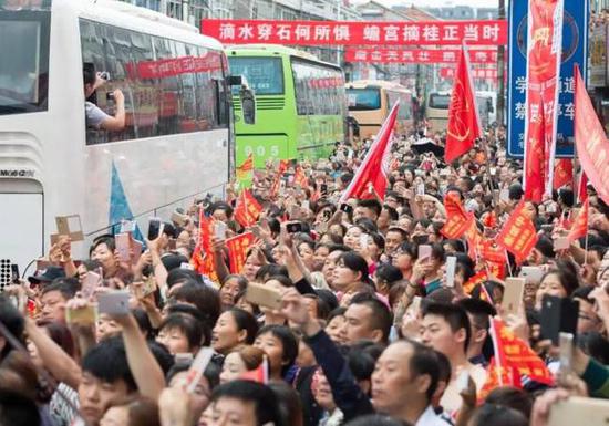 ▲2017年6月5日，在六安市毛坦厂中学外，考生家长和当地居民为考生送行。（新华社记者郭晨摄）