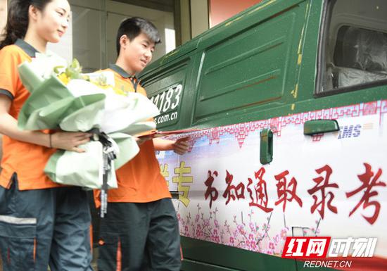 湖南邮政EMS揽投员正在投递路上，全省高考录取通知书投递工作的大幕正式拉开。