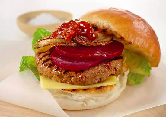 Hamburger with beetroot（图片源于网络）