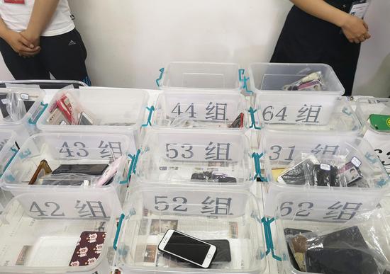 进阅卷室要存放手机等物品,并过重重安检 摄影:牛豆豆