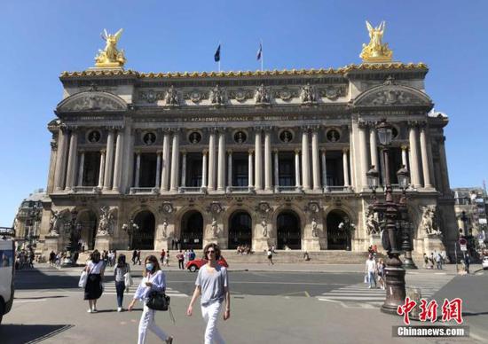 当地时间6月22日，法国进入“解封”第三阶段，著名的巴黎歌剧院恢复开放，大部分内部空间均准许入内，包括恢宏的音乐厅、展览大厅以及图书馆、博物馆等。