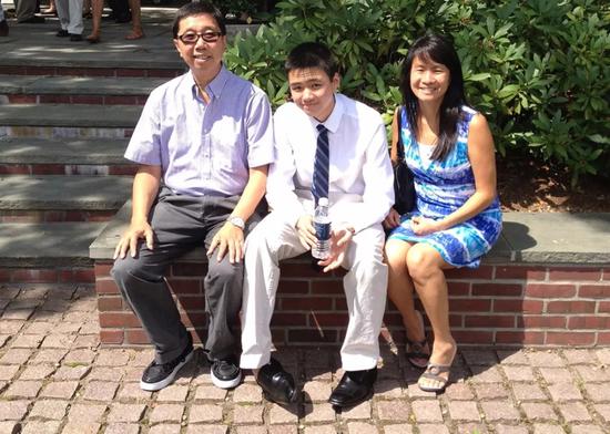 Aaron Mak与父母在耶鲁大学校园的合影