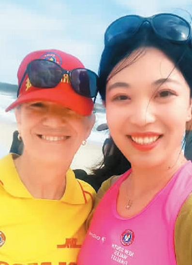 课余时间里,刘含笑(右)还在悉尼申请了救生员培训,了解海边急救知识。图为刘含笑与培训救生员。(受访者供图)
